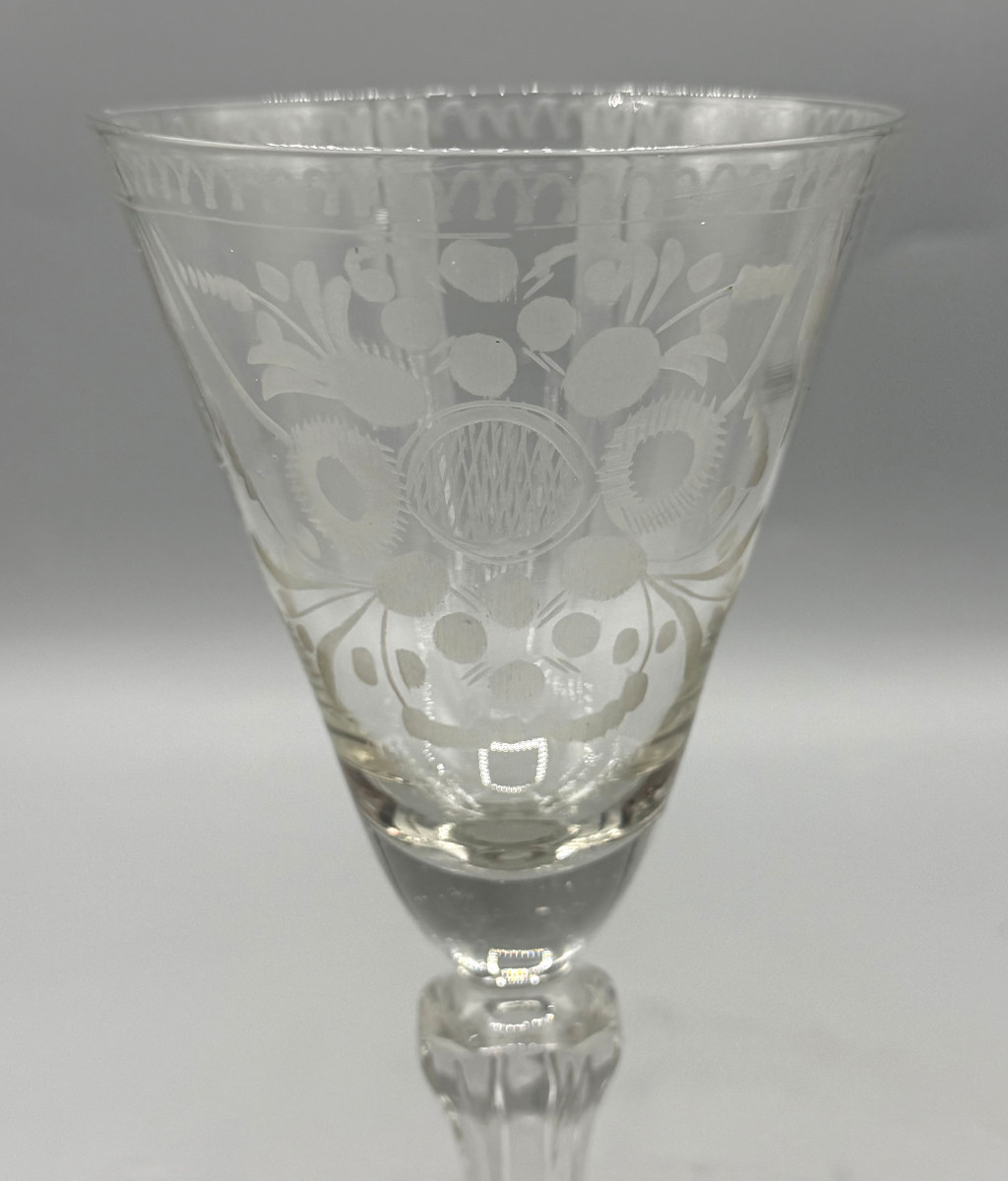 Grand verre soufflé à coupe tronconique gravée et jambe silésienne Époque XVIIIe-photo-3