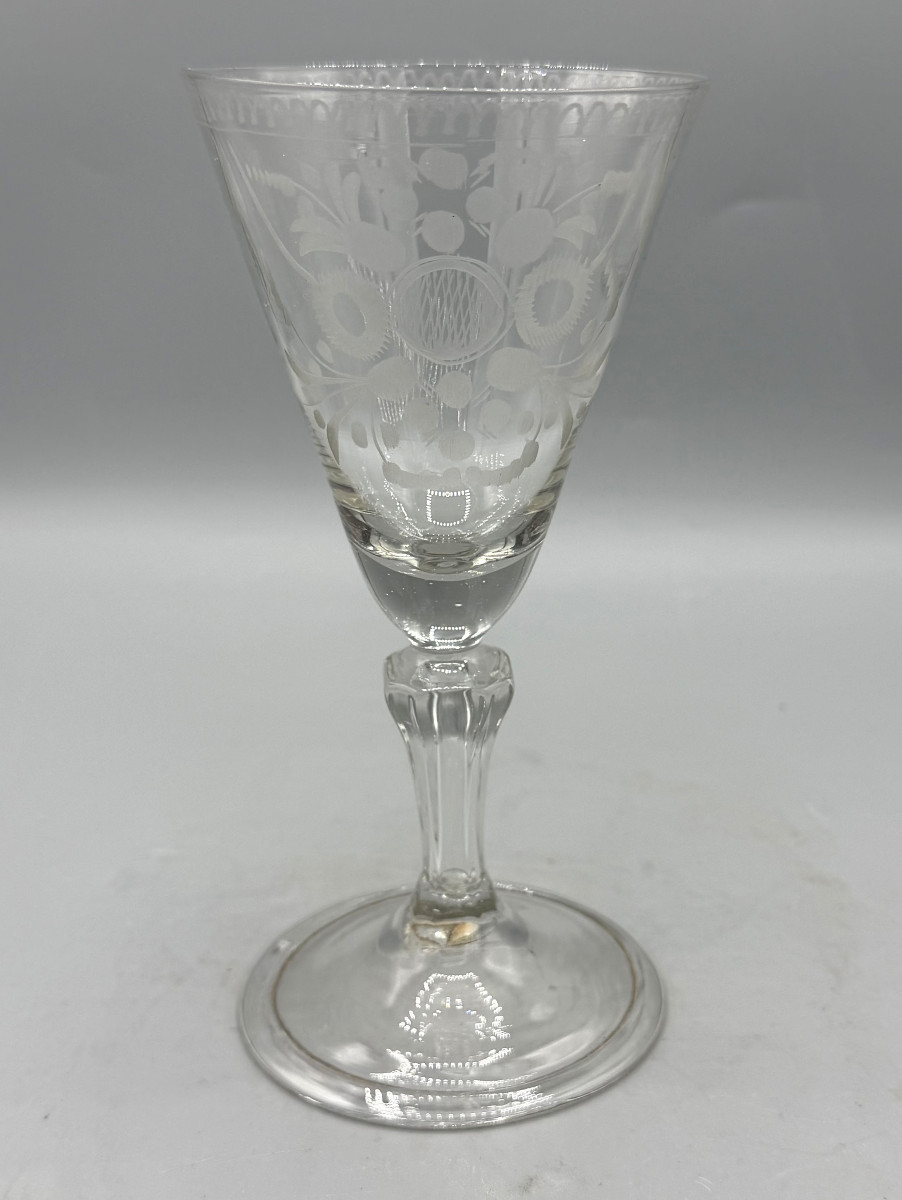 Grand verre soufflé à coupe tronconique gravée et jambe silésienne Époque XVIIIe