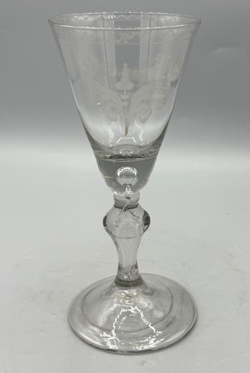 Grand verre soufflé à coupe tronconique gravée d'un chien et jambe creuse Époque XVIIIe-photo-2