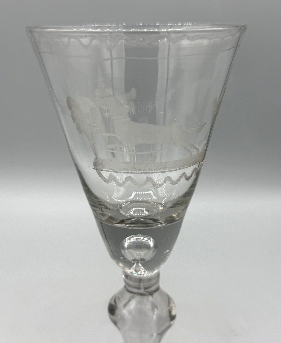 Grand verre soufflé à coupe tronconique gravée d'un chien et jambe creuse Époque XVIIIe-photo-3