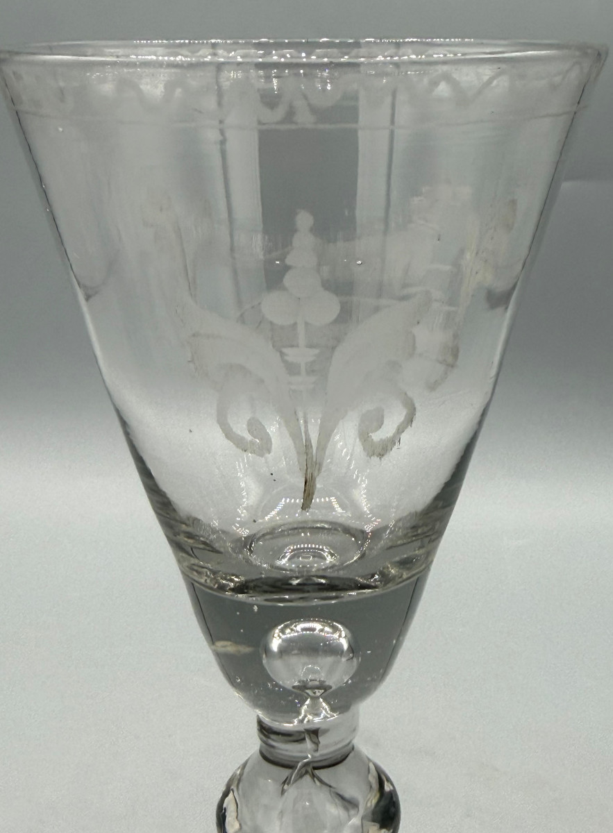 Grand verre soufflé à coupe tronconique gravée d'un chien et jambe creuse Époque XVIIIe-photo-4