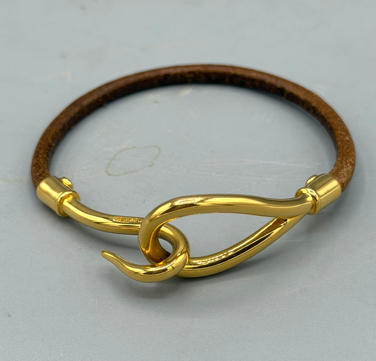 Bracelet "Jumbo" en métal doré et cuir Hermès Paris