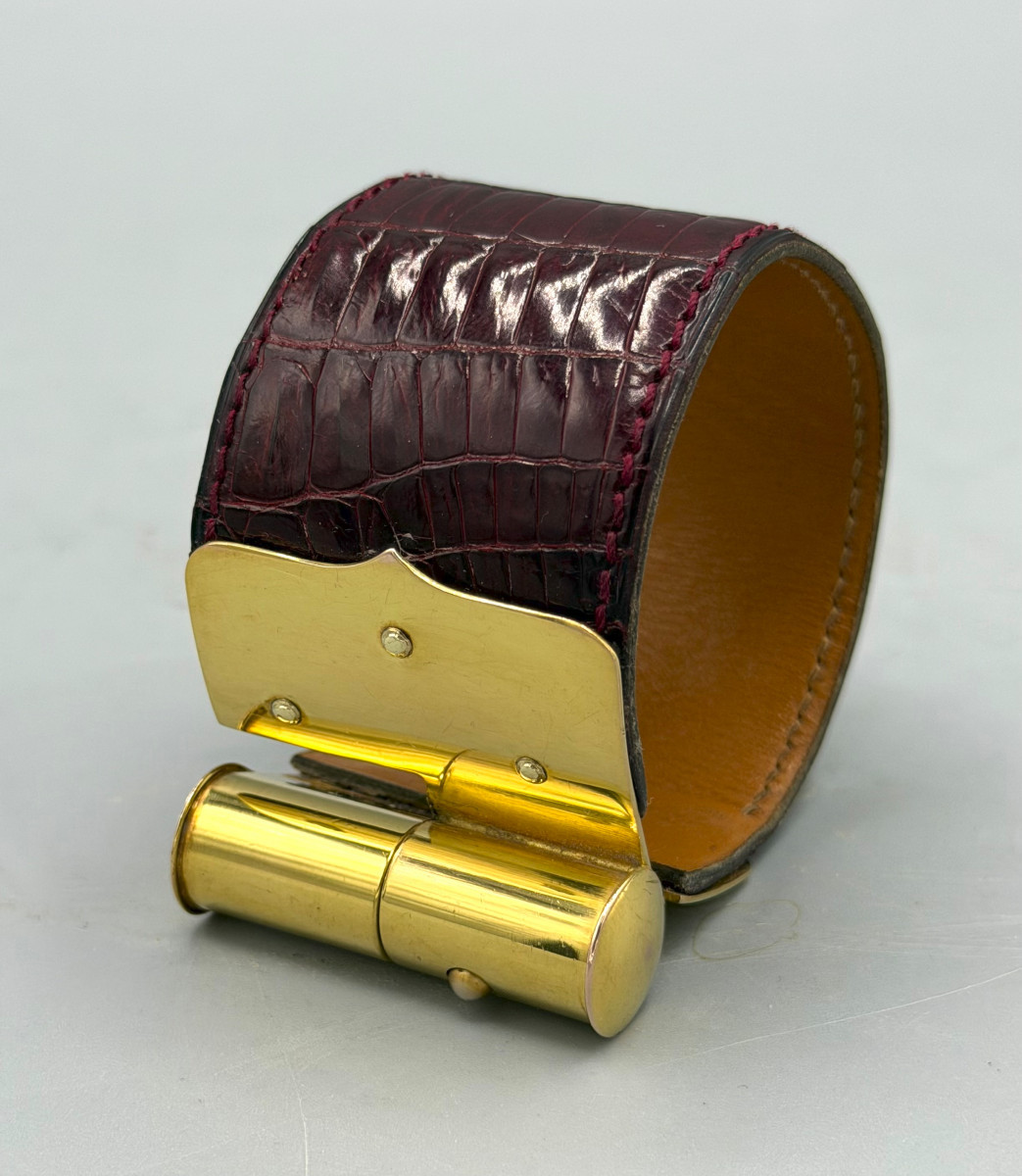 Bracelet / Manchette en métal doré et cuir de crocodile Hermès Paris-photo-3