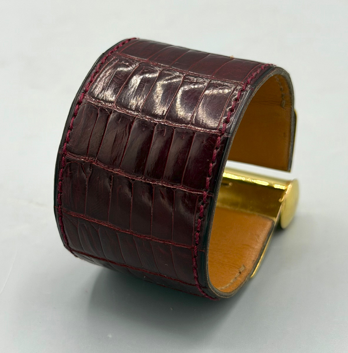 Bracelet / Manchette en métal doré et cuir de crocodile Hermès Paris-photo-4