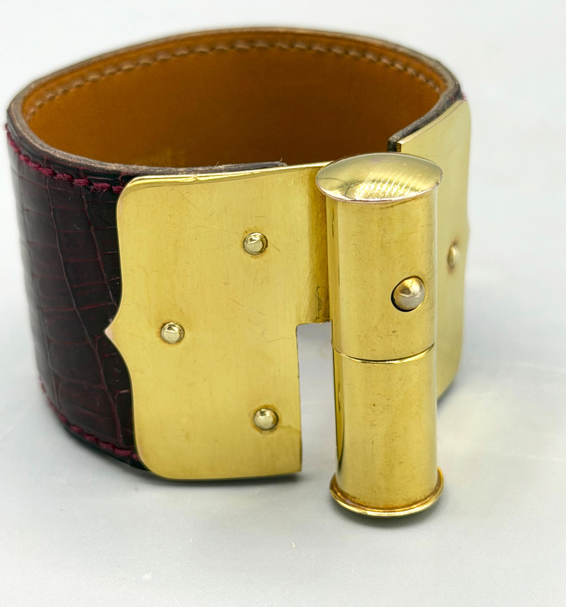 Bracelet / Manchette en métal doré et cuir de crocodile Hermès Paris-photo-2