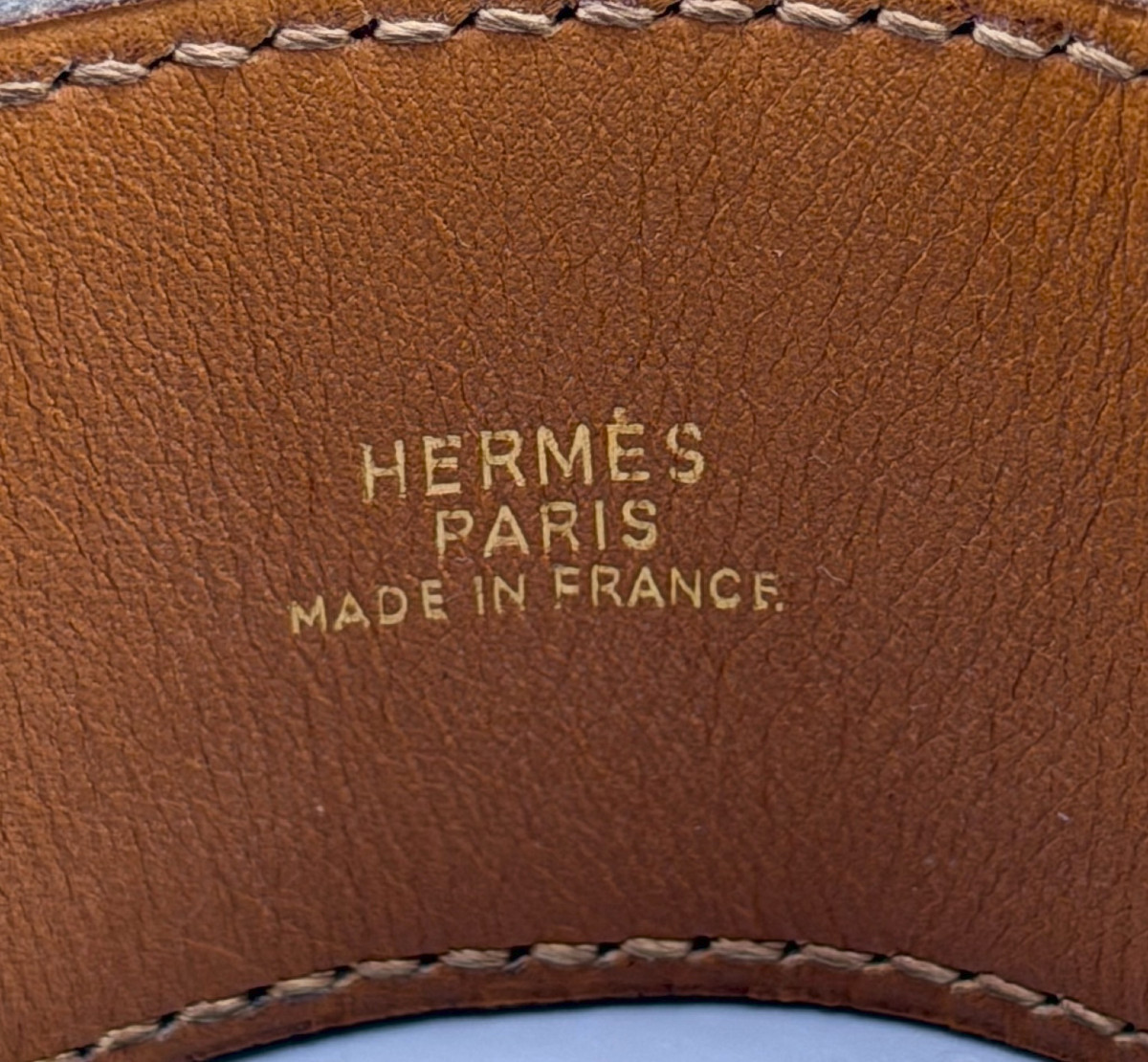 Bracelet / Manchette en métal doré et cuir de crocodile Hermès Paris-photo-2