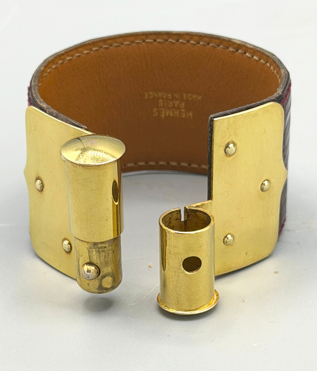 Bracelet / Manchette en métal doré et cuir de crocodile Hermès Paris-photo-1