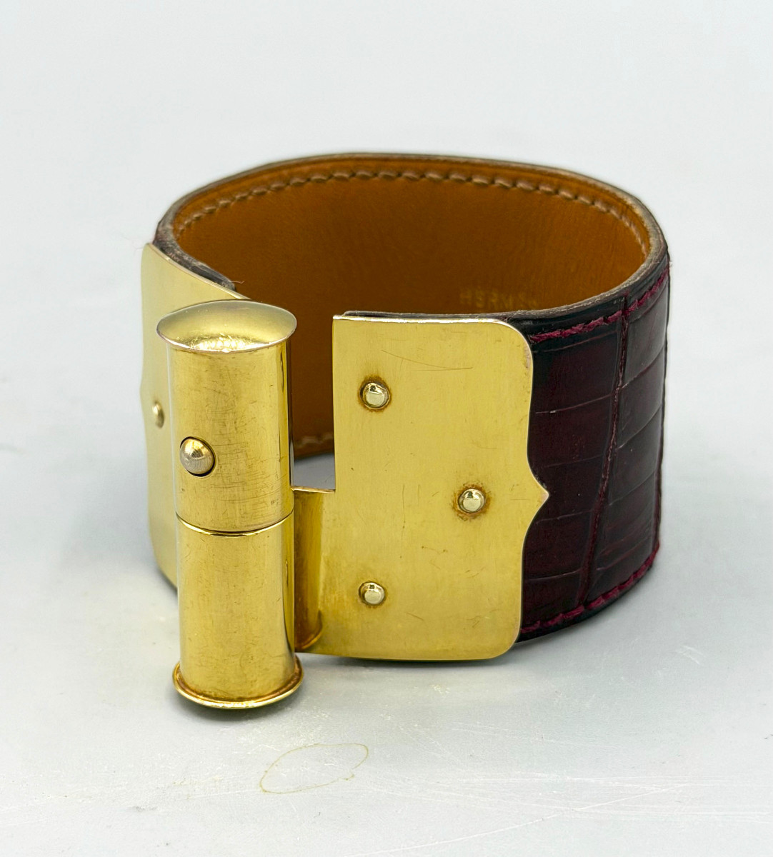 Bracelet / Manchette en métal doré et cuir de crocodile Hermès Paris