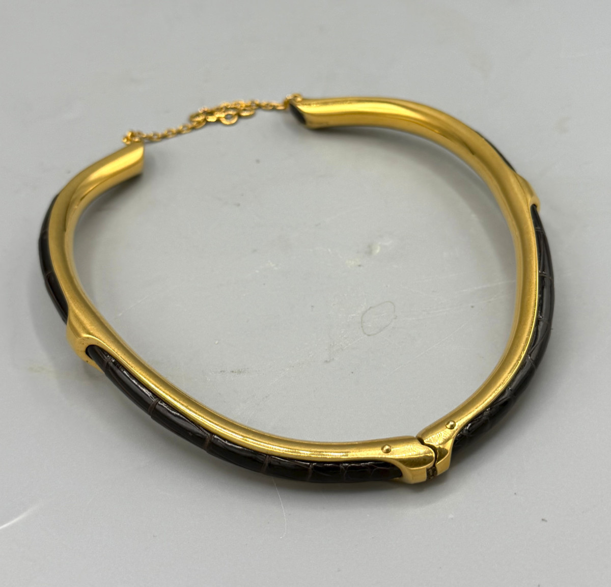 Collier "Kyoto" en métal plaqué or et cuir de Crocodile Hermès Paris-photo-2