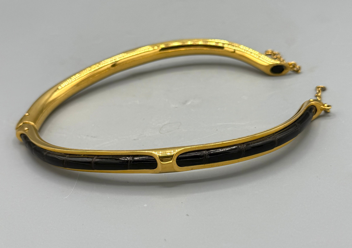 Collier "Kyoto" en métal plaqué or et cuir de Crocodile Hermès Paris-photo-3