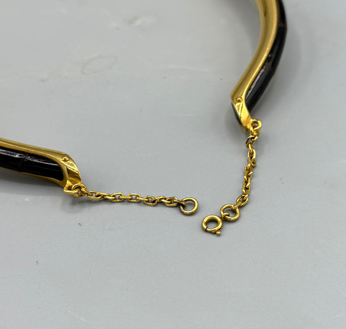 Collier "Kyoto" en métal plaqué or et cuir de Crocodile Hermès Paris-photo-1