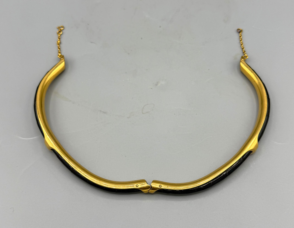 Collier "Kyoto" en métal plaqué or et cuir de Crocodile Hermès Paris-photo-2