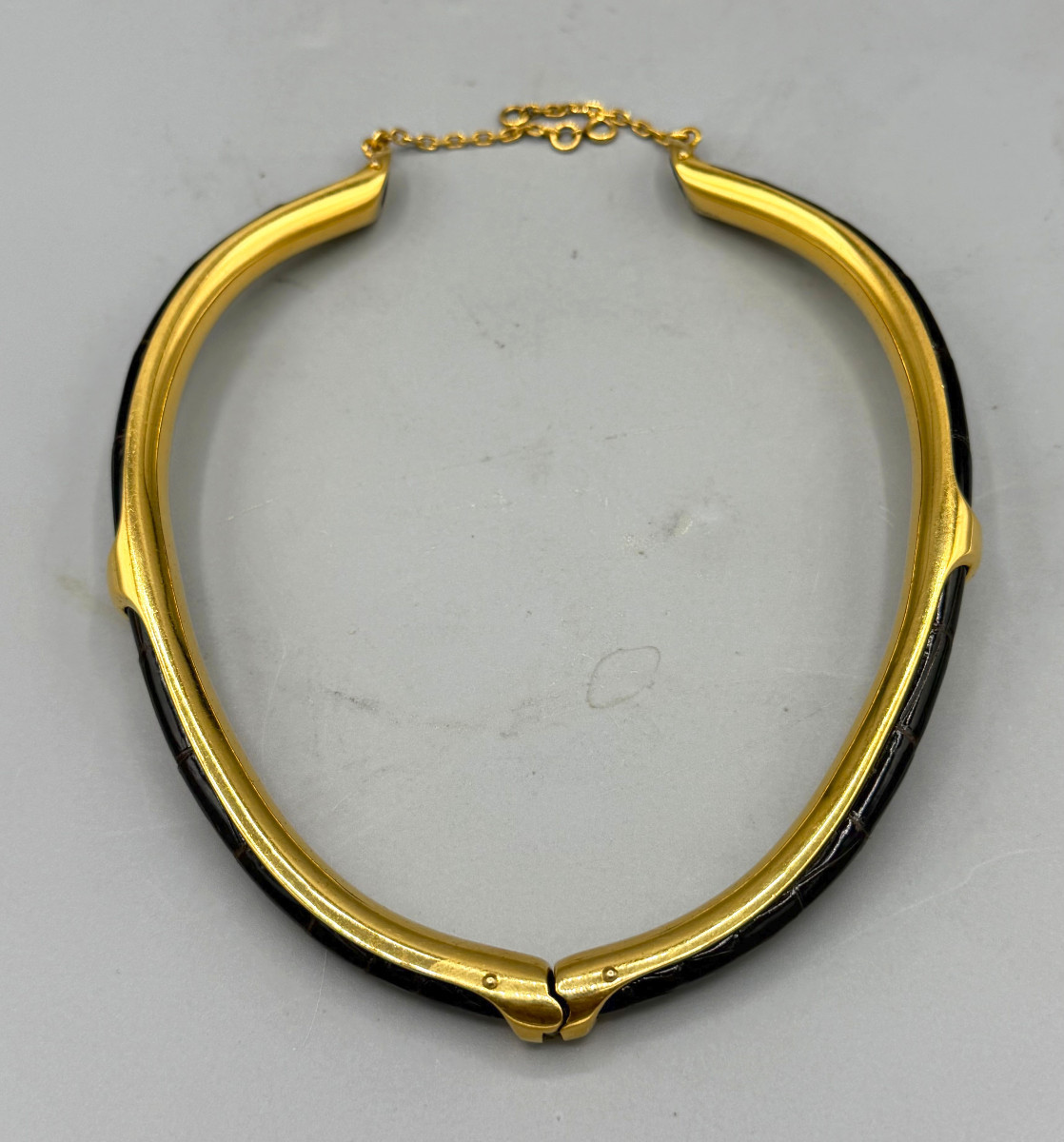 Collier "Kyoto" en métal plaqué or et cuir de Crocodile Hermès Paris
