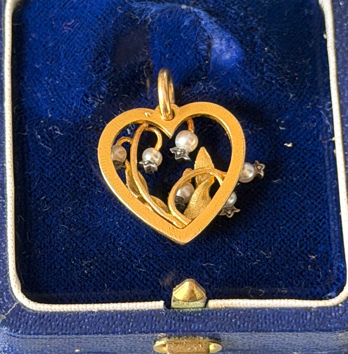 Art Nouveau Heart Pendant In 18-karat Gold With Fine Pearls-photo-4