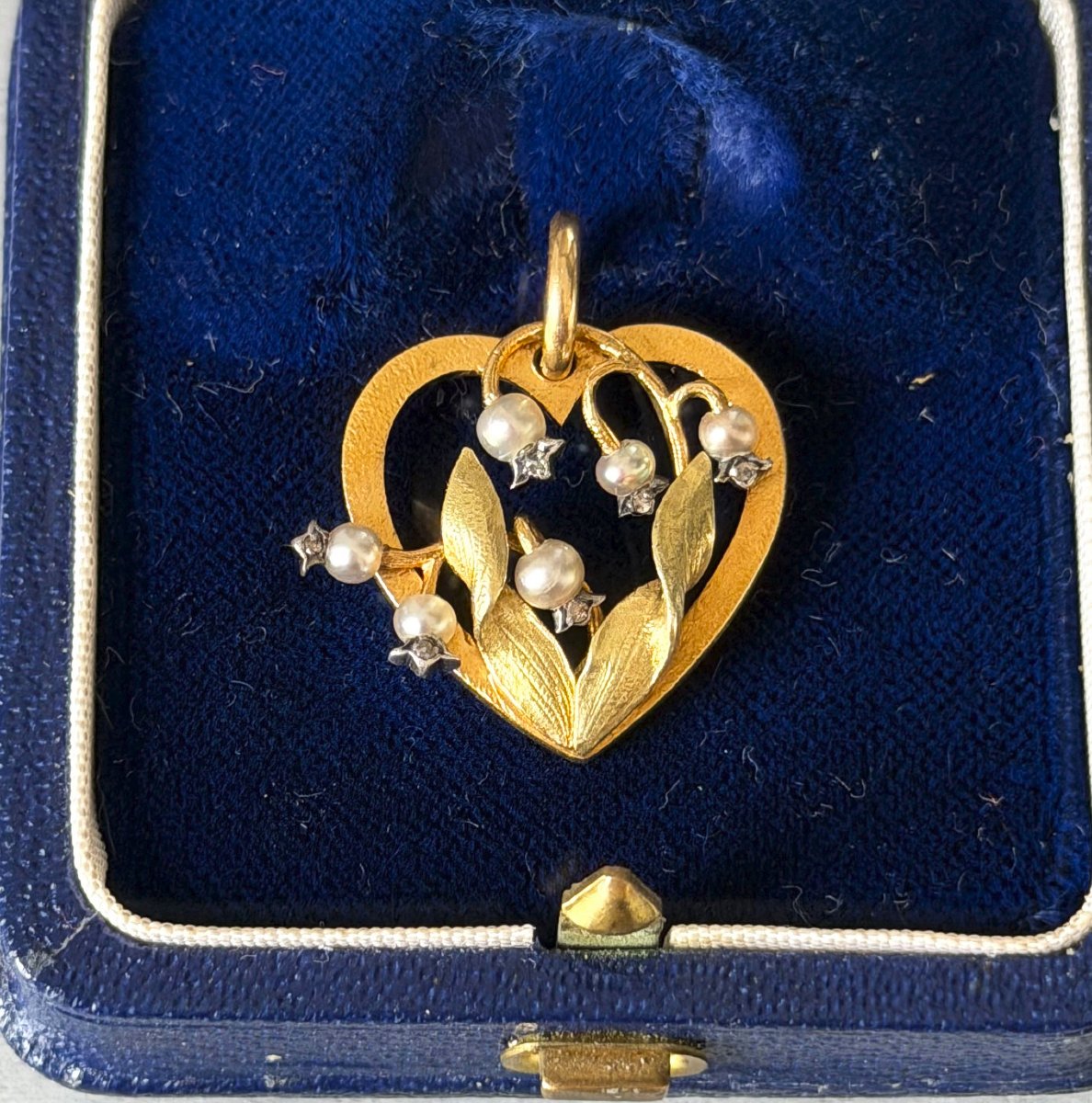 Art Nouveau Heart Pendant In 18-karat Gold With Fine Pearls