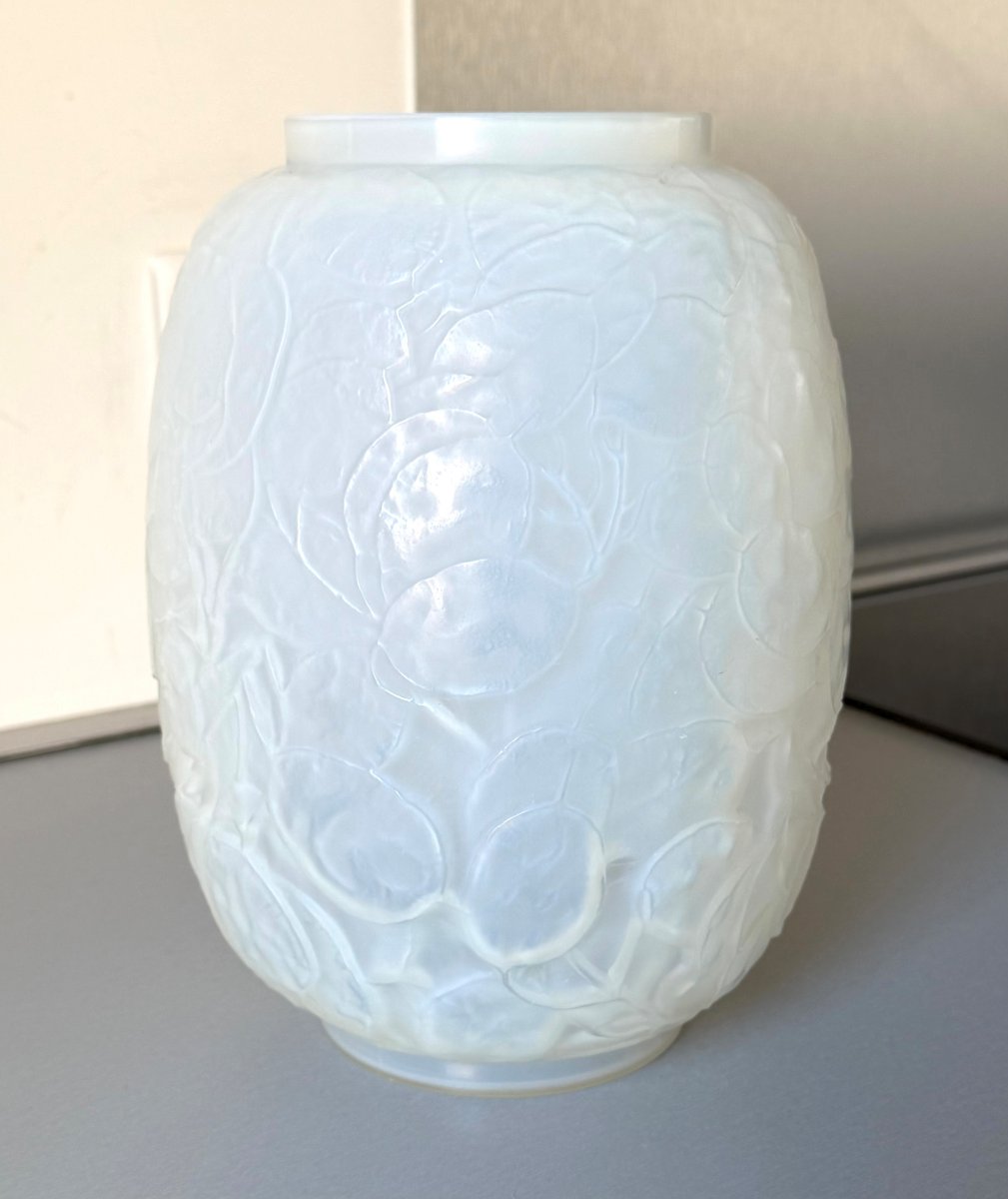 Vase Art Déco "Monnaie du Pape" en verre opalescent René Lalique-photo-2