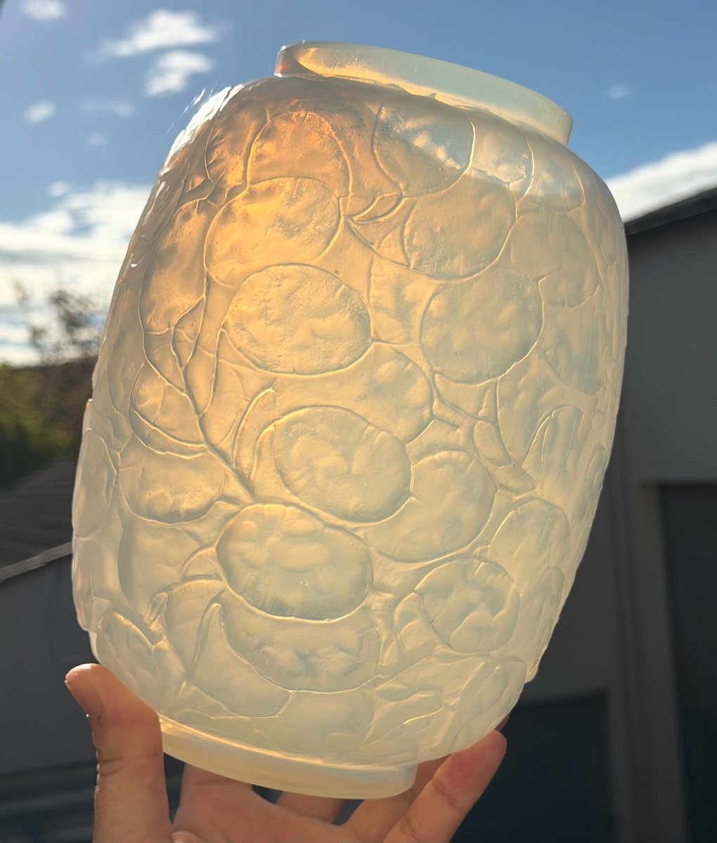Vase Art Déco "Monnaie du Pape" en verre opalescent René Lalique-photo-8