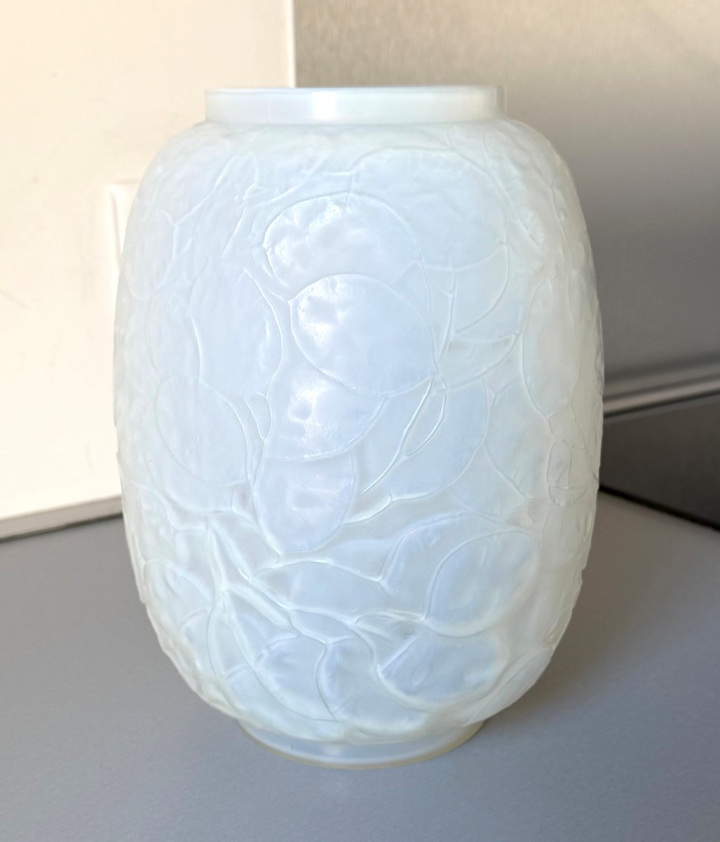 Vase Art Déco "Monnaie du Pape" en verre opalescent René Lalique