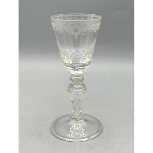 Verre soufflé à coupe tronconique gravée et pied taillé Époque XVIIIe 