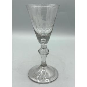 Grand verre soufflé à coupe tronconique gravée d'un chien et jambe creuse Époque XVIIIe