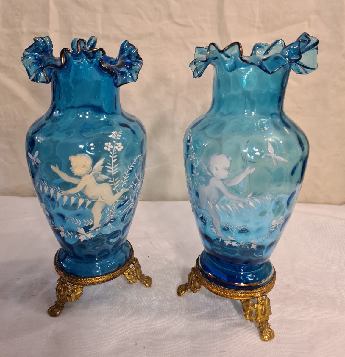 Paire De Vases Marie Grégory Sur Fond Bleu
