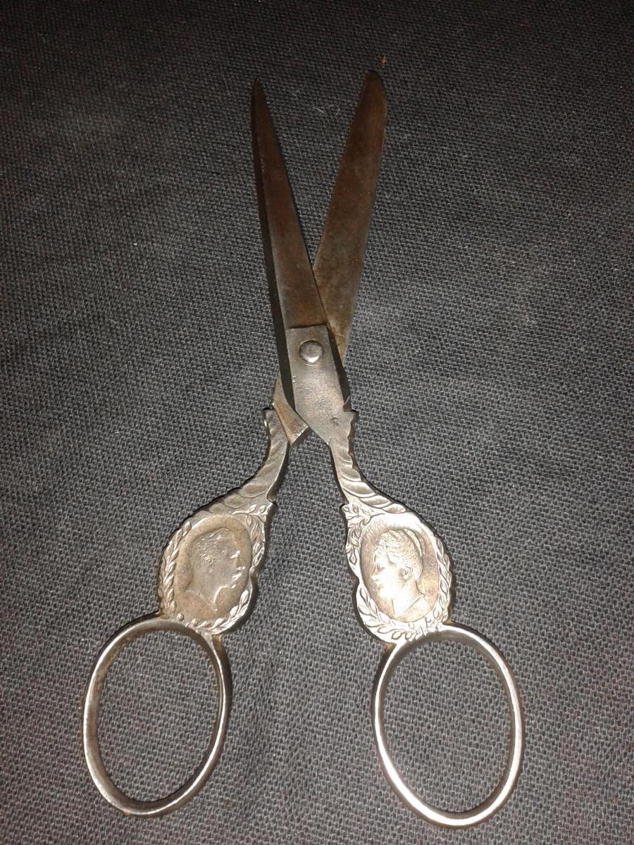Pair Of Scissors 19th With 2 Portraits