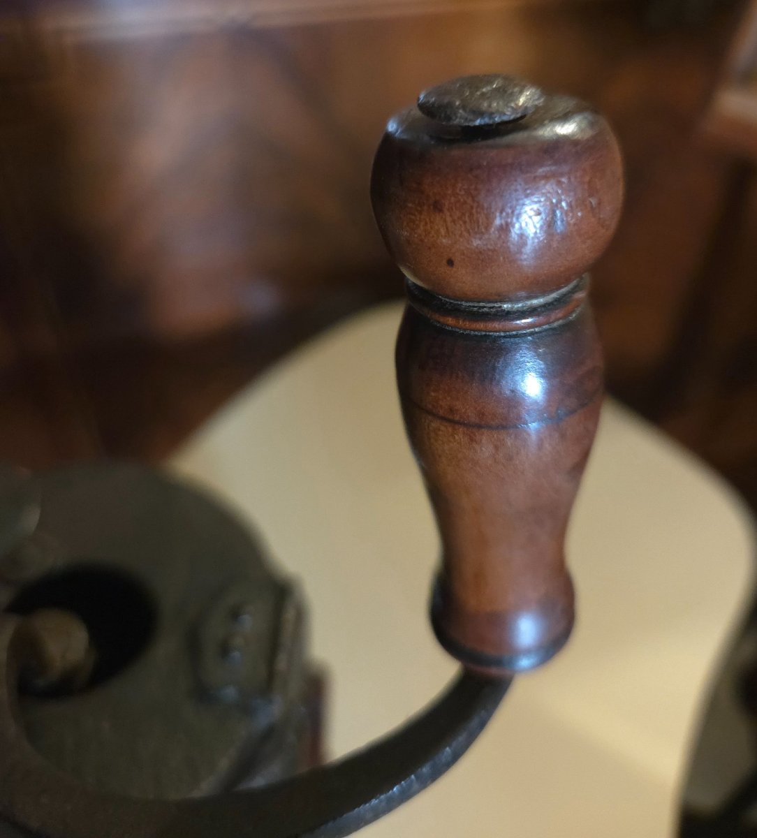 Rare moulin à café Louis XIV en noyer sculpté signé TIVELIER-photo-4