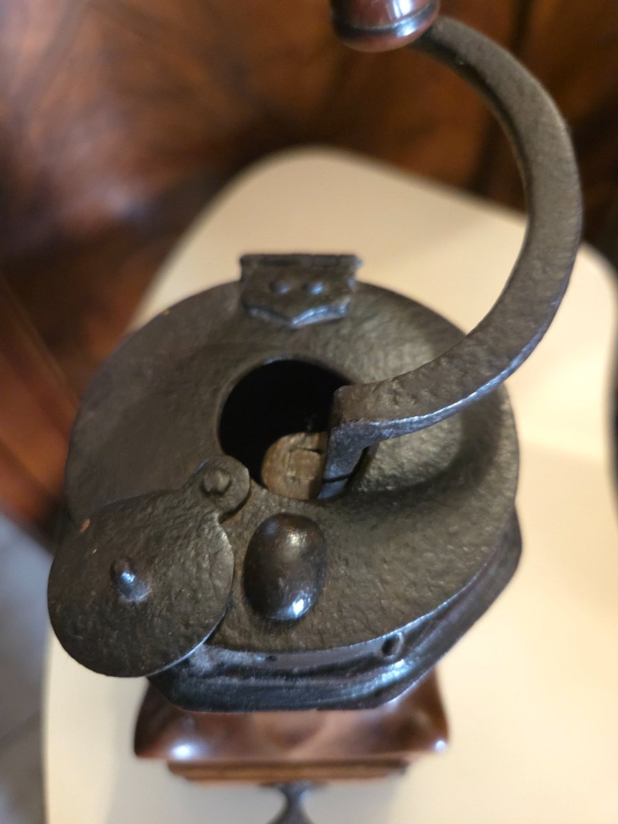 Rare moulin à café Louis XIV en noyer sculpté signé TIVELIER-photo-2