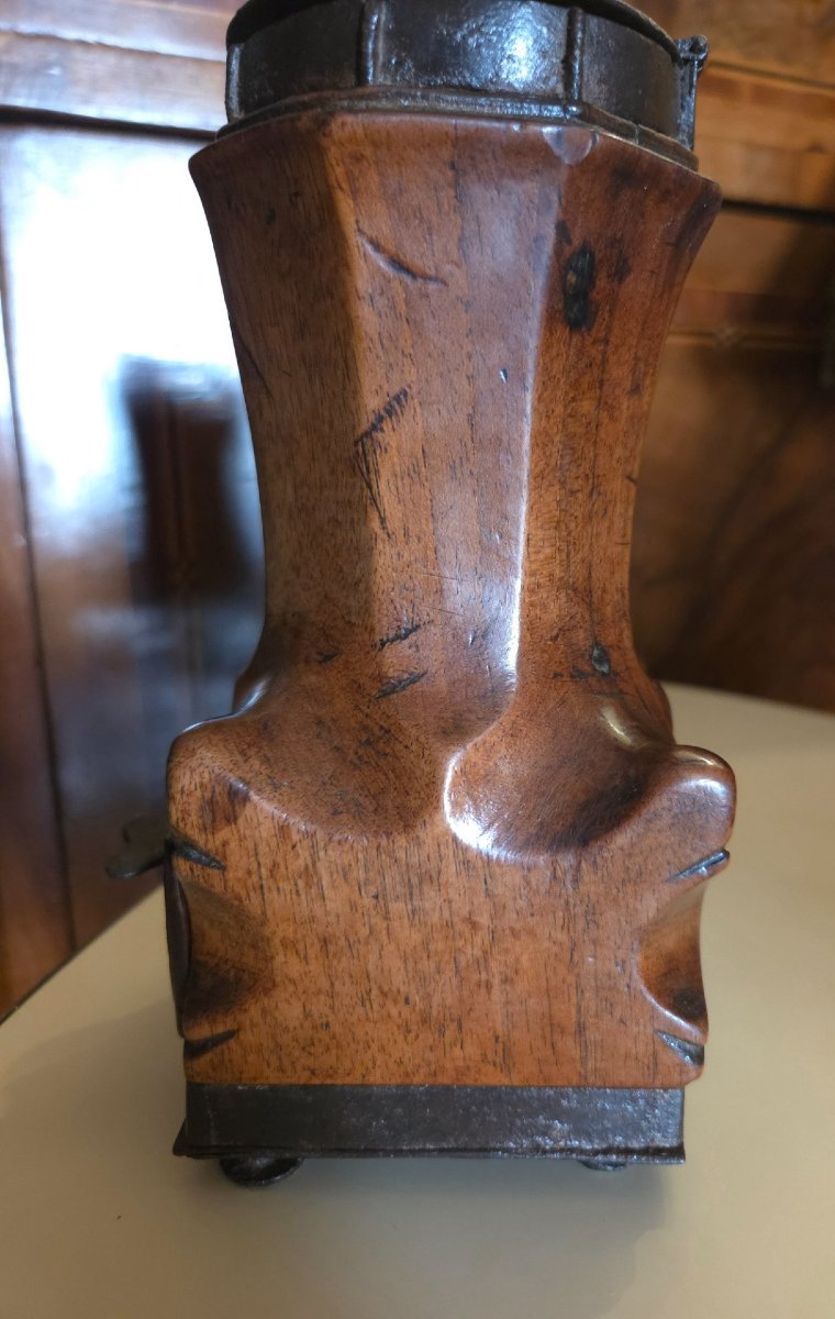 Rare moulin à café Louis XIV en noyer sculpté signé TIVELIER-photo-4