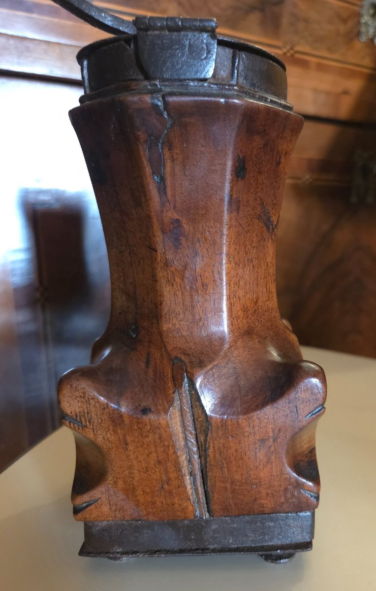 Rare moulin à café Louis XIV en noyer sculpté signé TIVELIER-photo-5