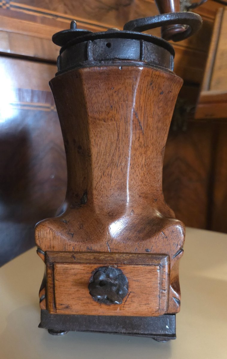 Rare moulin à café Louis XIV en noyer sculpté signé TIVELIER-photo-8