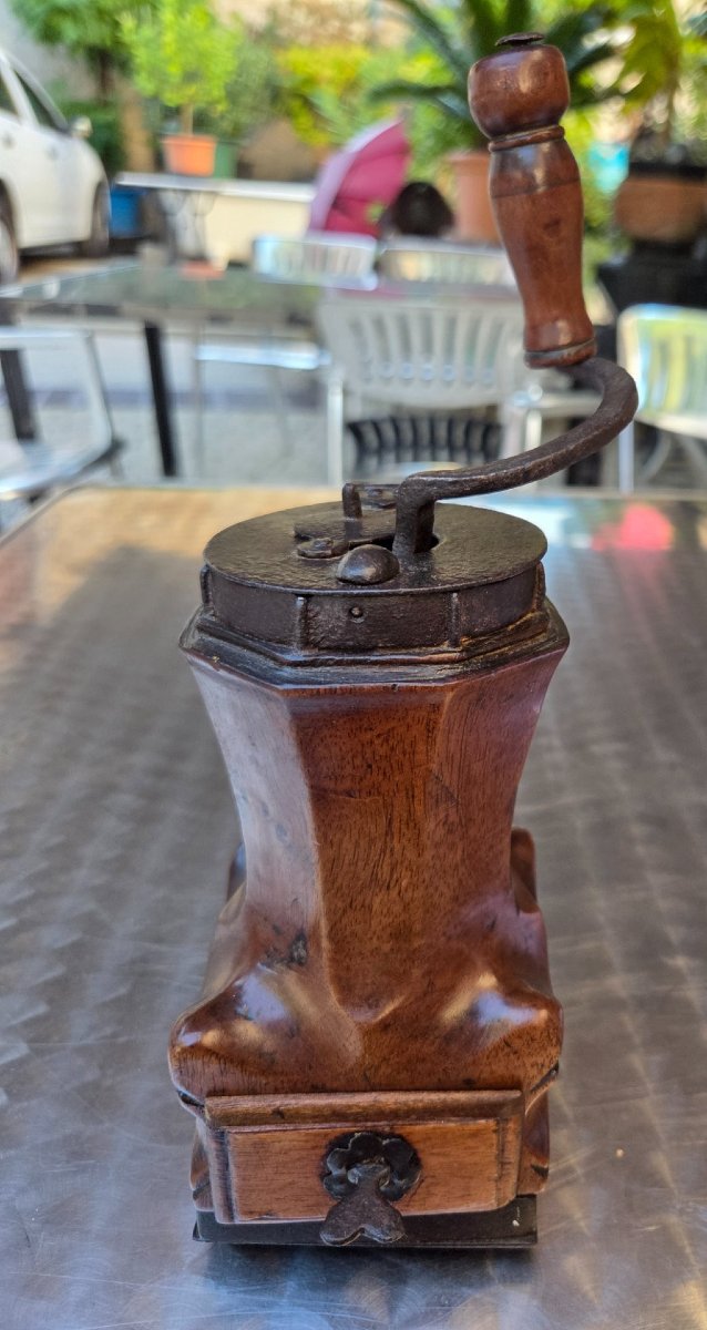 Rare moulin à café Louis XIV en noyer sculpté signé TIVELIER