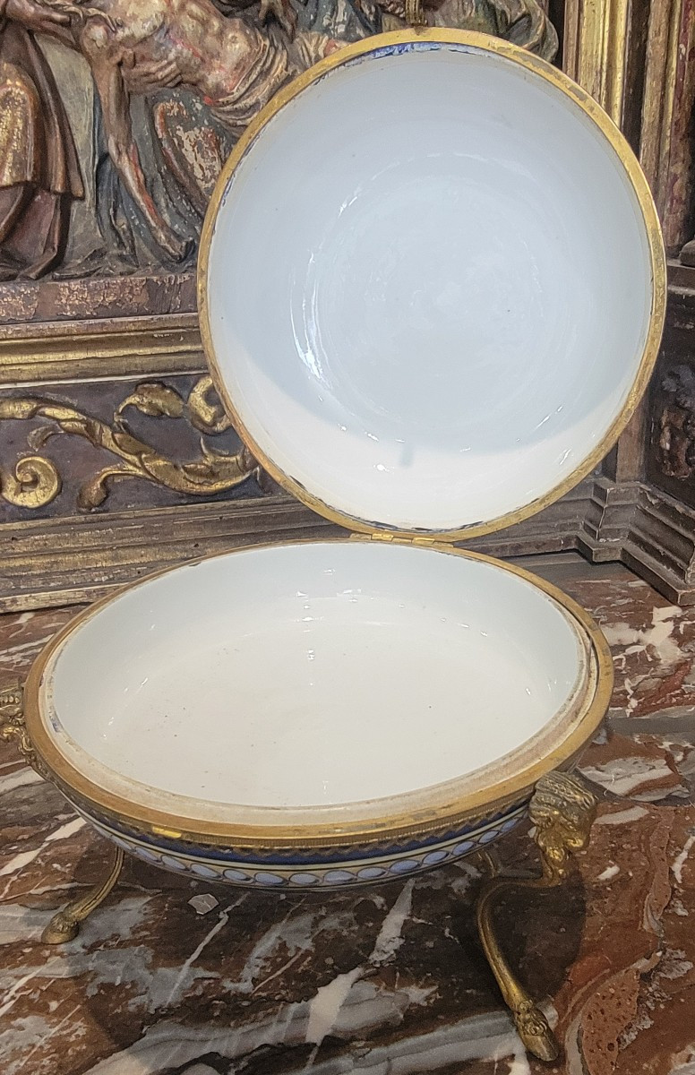 Boîte en porcelaine de style Troubadour -photo-1