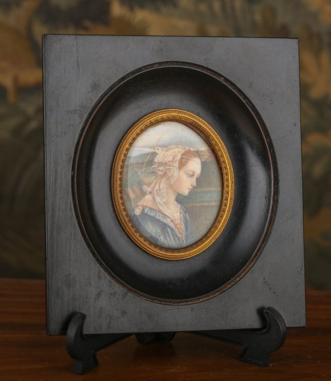Miniature sur médaillon présentant La Sainte Vierge de profil 