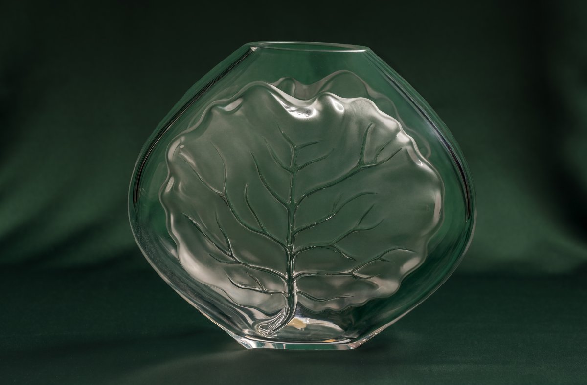 Vase en verre à décor de feuilles Lalique France