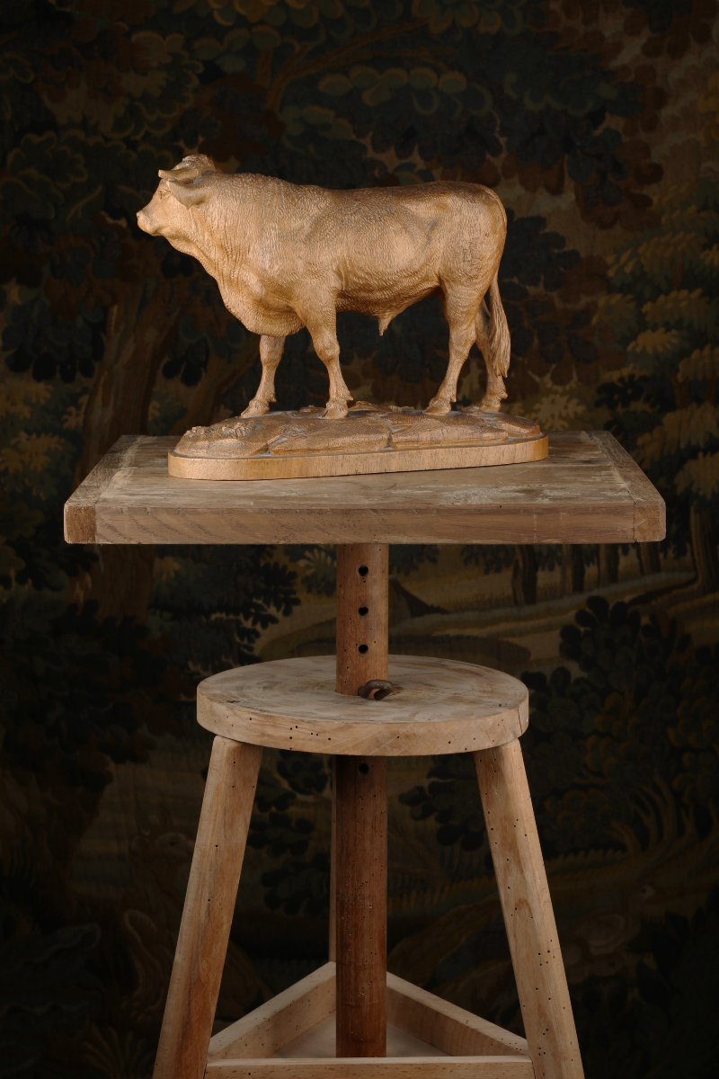 Taureau en noyer sculpté -photo-3