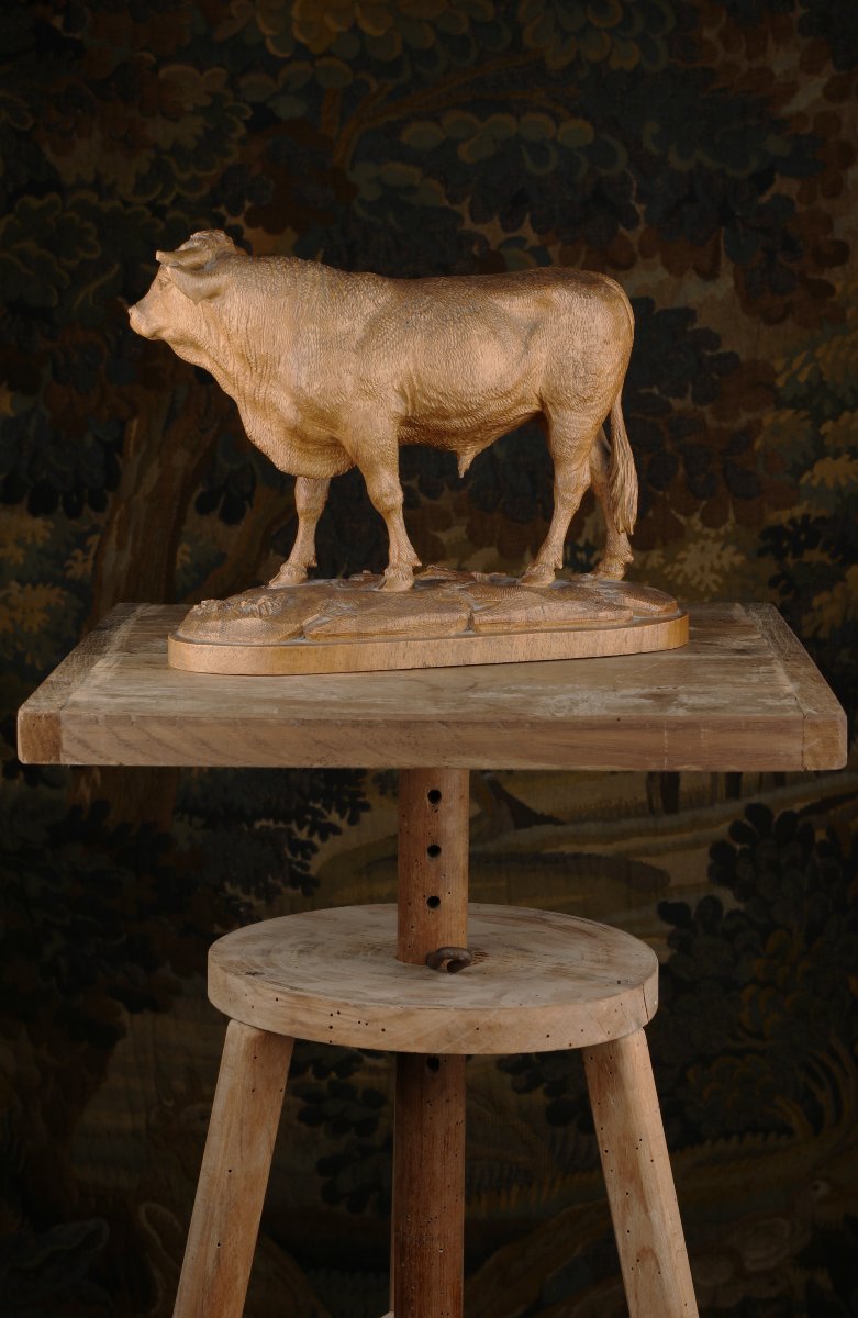 Taureau en noyer sculpté -photo-4