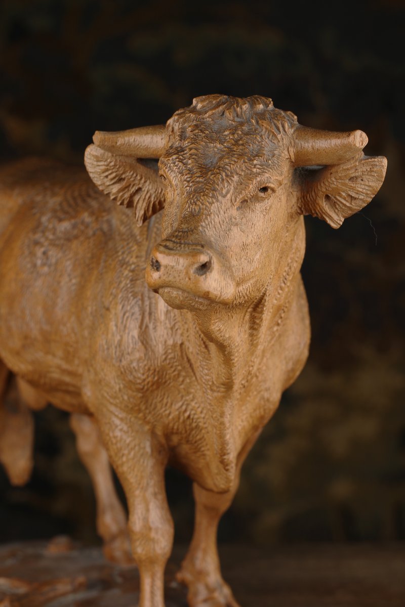 Taureau en noyer sculpté -photo-1