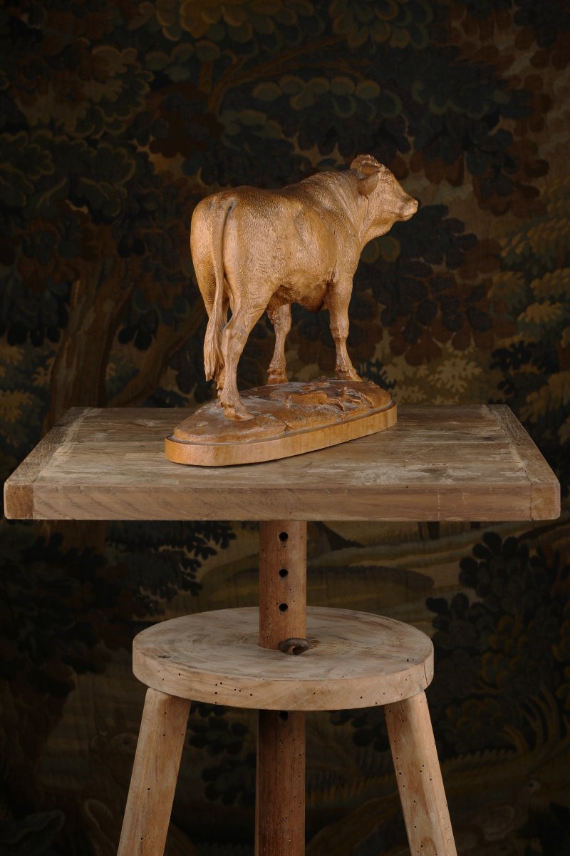 Taureau en noyer sculpté -photo-2