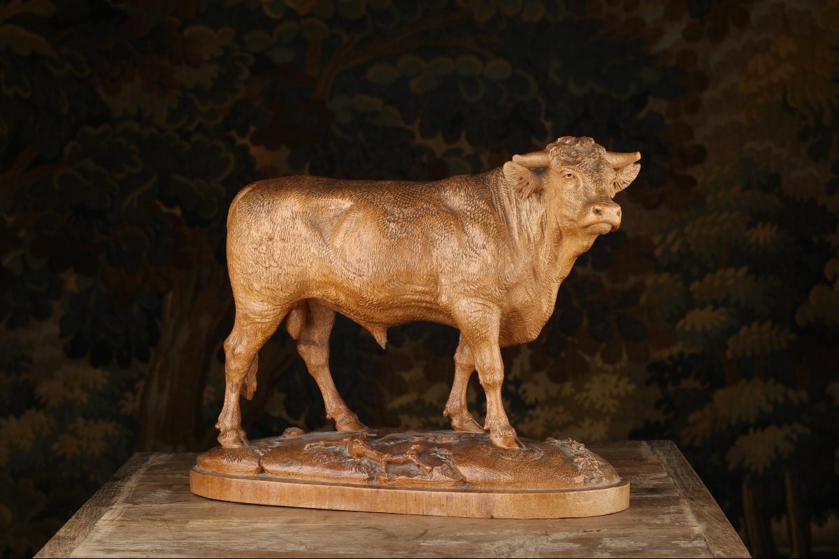 Taureau en noyer sculpté 