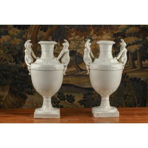 Paire de vases en porcelaine de Capodimonte