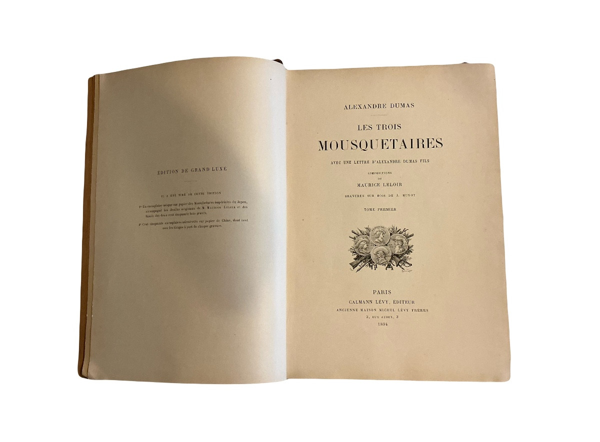 Livre en deux tomes &laquo;&nbsp; les trois mousquetaires &laquo;&nbsp; Alexandre Dumas-photo-3