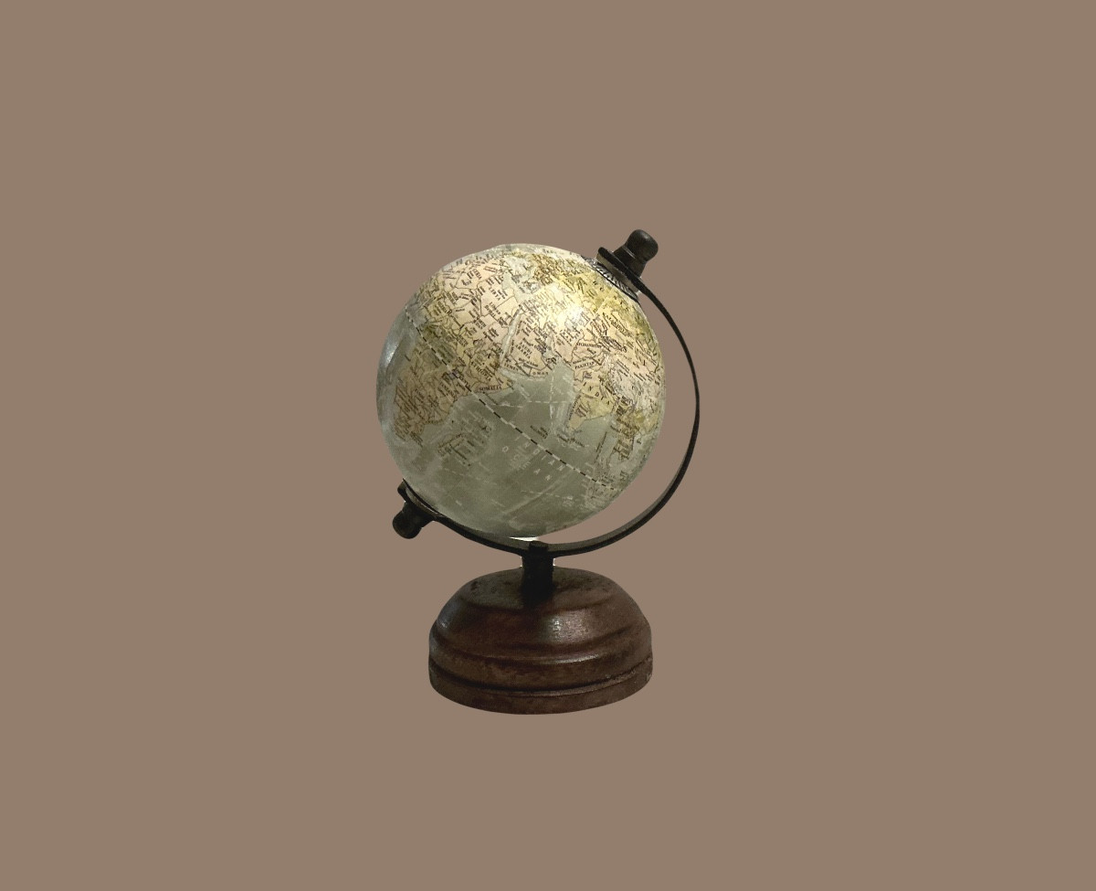 Un très petit Globe terrestre des années 50/60