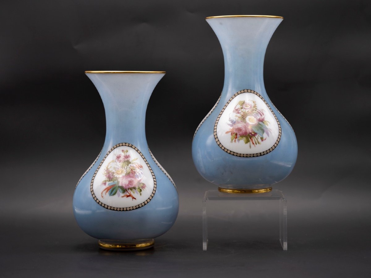 Paire De Vases En Opaline Doublée Blanche Et Bleue, XIXe Siècle 