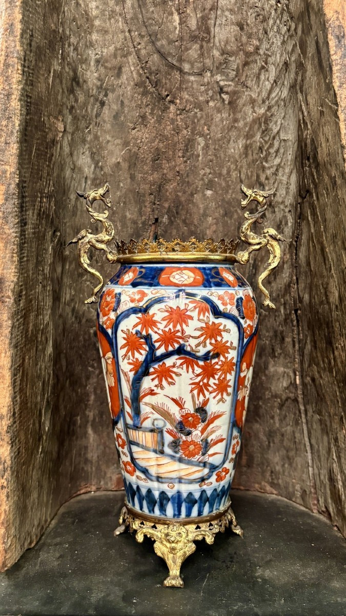 Vase japonais en porcelaine style Imari, monture bronze doré au dragon, XIXe siècle
