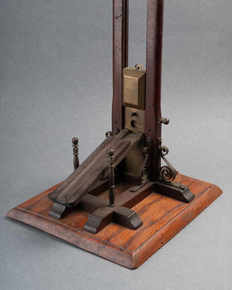 Réplique miniature d’une guillotine, XIXe siècle -photo-1
