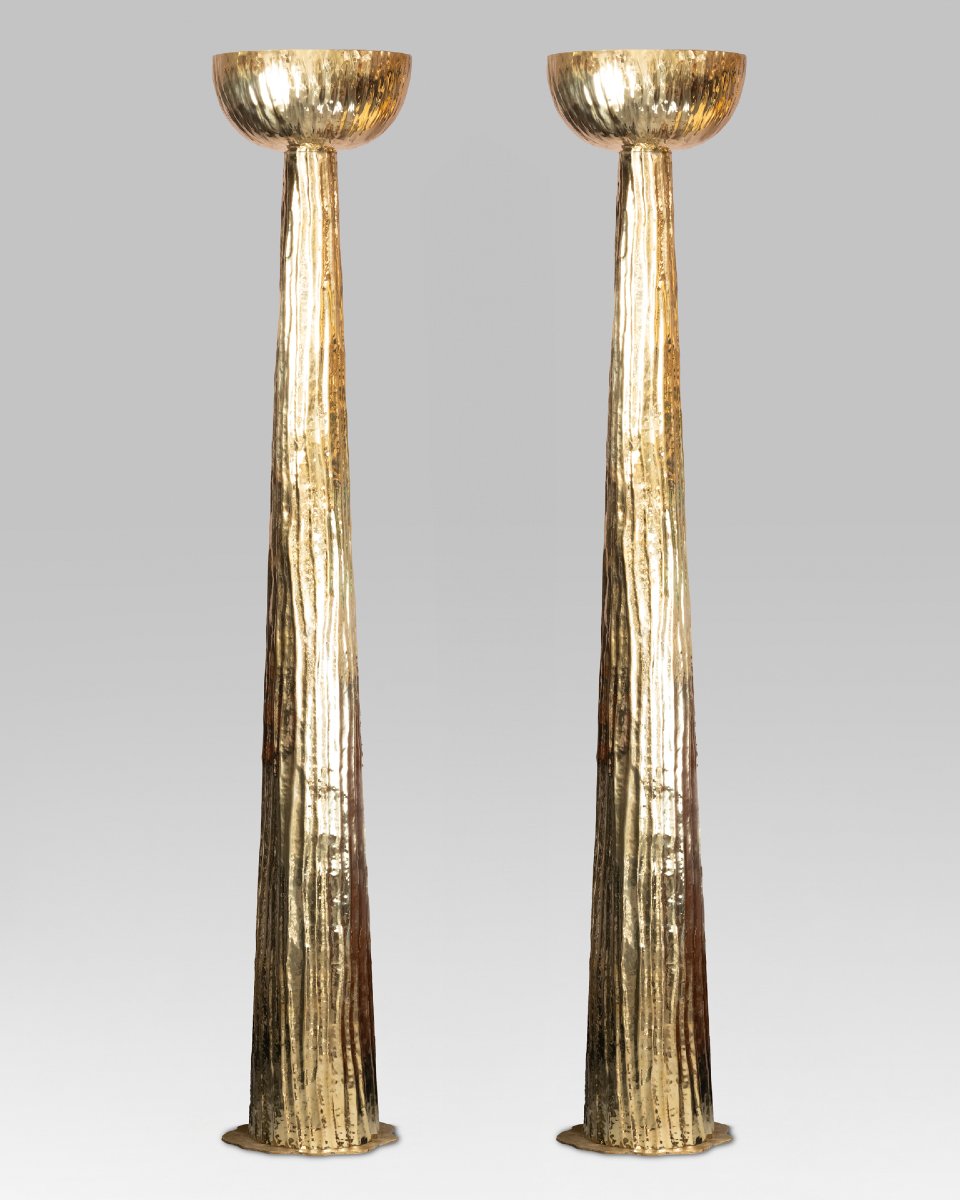 Deux lampadaires en laiton martelé, design italien, XXe siècle