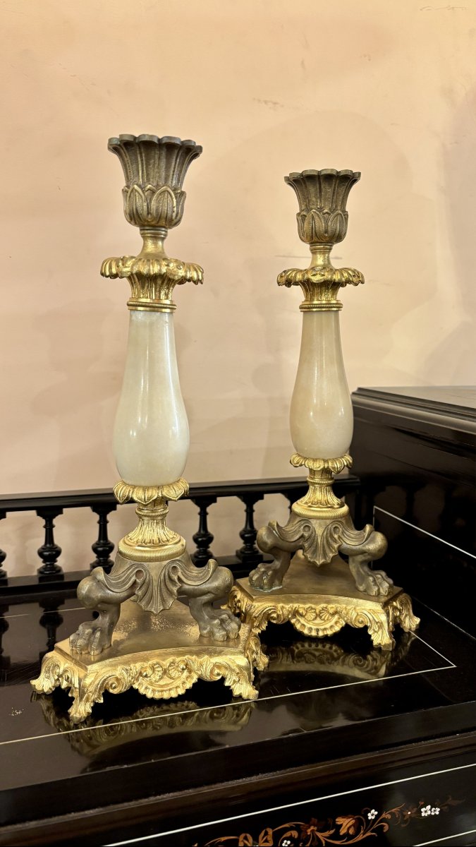 Paire de bougeoirs en agate et bronze doré, XIXe siècle