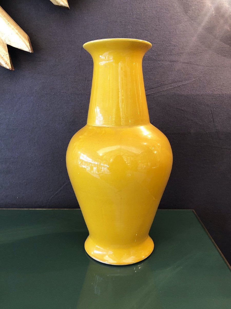 Vase Jaune En Céramique Vernissée. Chine, Début XXe Siècle