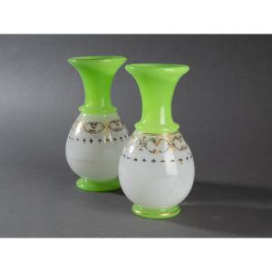 Paire de vases en opaline, fin XIXe siècle 